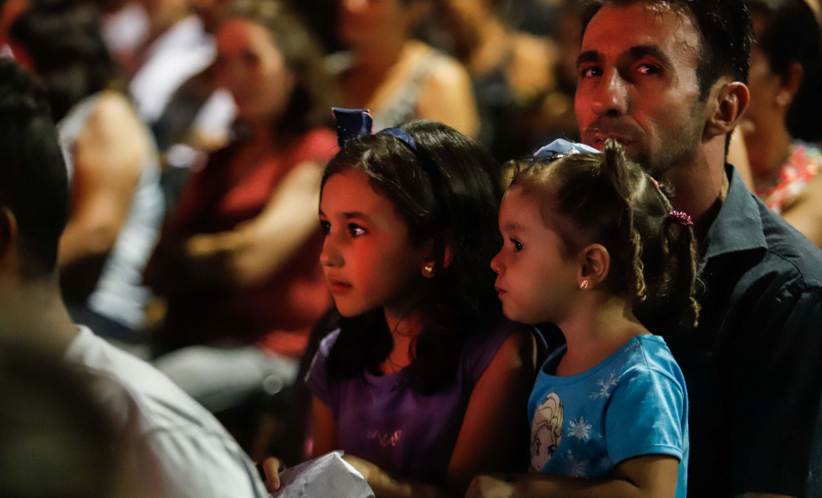 Noite de céu aberto, temperatura próxima a 30ºC e um filme na telona para todos assistirem de graça. O município de Marumbi, no Vale do Ivaí, foi o primeiro a receber o programa Cinema na Praça, uma iniciativa do Governo do Paraná e da Renault do Brasil, que propõe levar diversão e cultura para cidades pequenas que não possuem cinemas de rua ou em centros comerciais.