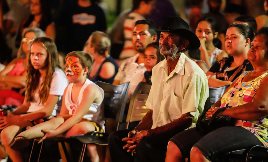 Noite de céu aberto, temperatura próxima a 30ºC e um filme na telona para todos assistirem de graça. O município de Marumbi, no Vale do Ivaí, foi o primeiro a receber o programa Cinema na Praça, uma iniciativa do Governo do Paraná e da Renault do Brasil, que propõe levar diversão e cultura para cidades pequenas que não possuem cinemas de rua ou em centros comerciais.