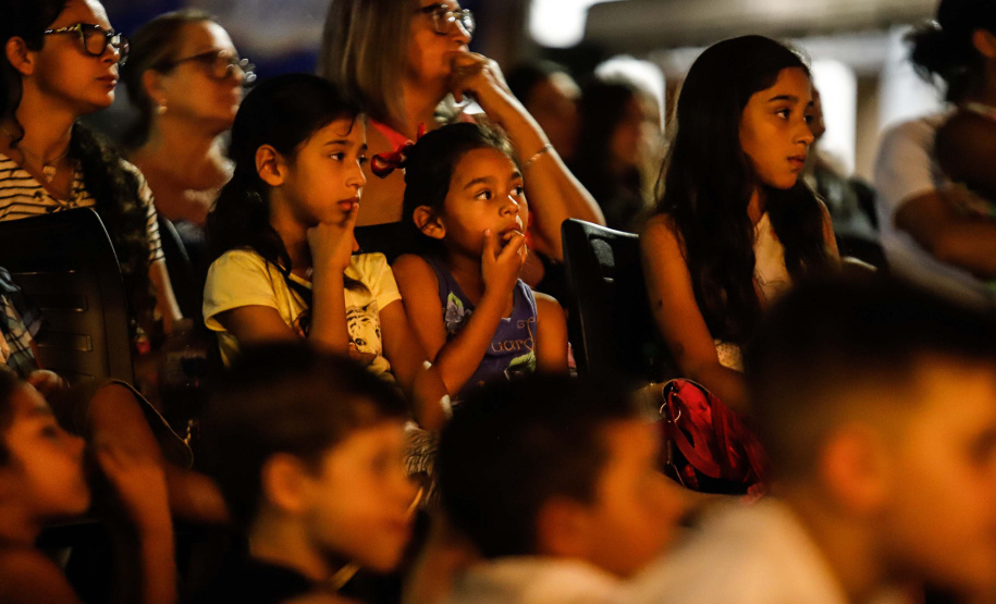 Noite de céu aberto, temperatura próxima a 30ºC e um filme na telona para todos assistirem de graça. O município de Marumbi, no Vale do Ivaí, foi o primeiro a receber o programa Cinema na Praça, uma iniciativa do Governo do Paraná e da Renault do Brasil, que propõe levar diversão e cultura para cidades pequenas que não possuem cinemas de rua ou em centros comerciais.
