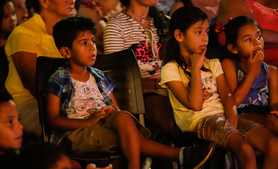 Noite de céu aberto, temperatura próxima a 30ºC e um filme na telona para todos assistirem de graça. O município de Marumbi, no Vale do Ivaí, foi o primeiro a receber o programa Cinema na Praça, uma iniciativa do Governo do Paraná e da Renault do Brasil, que propõe levar diversão e cultura para cidades pequenas que não possuem cinemas de rua ou em centros comerciais.