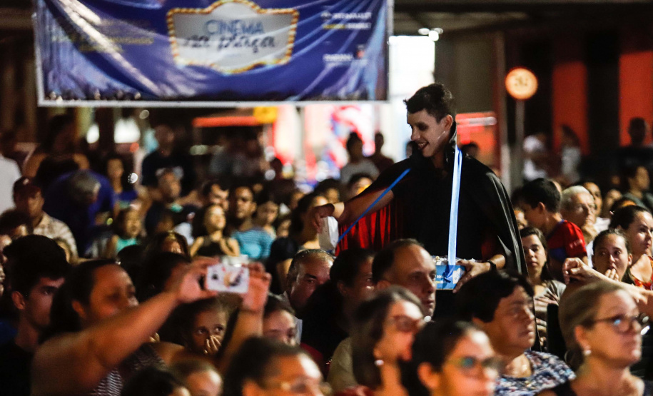 Noite de céu aberto, temperatura próxima a 30ºC e um filme na telona para todos assistirem de graça. O município de Marumbi, no Vale do Ivaí, foi o primeiro a receber o programa Cinema na Praça, uma iniciativa do Governo do Paraná e da Renault do Brasil, que propõe levar diversão e cultura para cidades pequenas que não possuem cinemas de rua ou em centros comerciais.