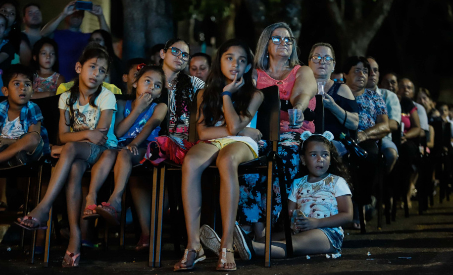 Noite de céu aberto, temperatura próxima a 30ºC e um filme na telona para todos assistirem de graça. O município de Marumbi, no Vale do Ivaí, foi o primeiro a receber o programa Cinema na Praça, uma iniciativa do Governo do Paraná e da Renault do Brasil, que propõe levar diversão e cultura para cidades pequenas que não possuem cinemas de rua ou em centros comerciais.