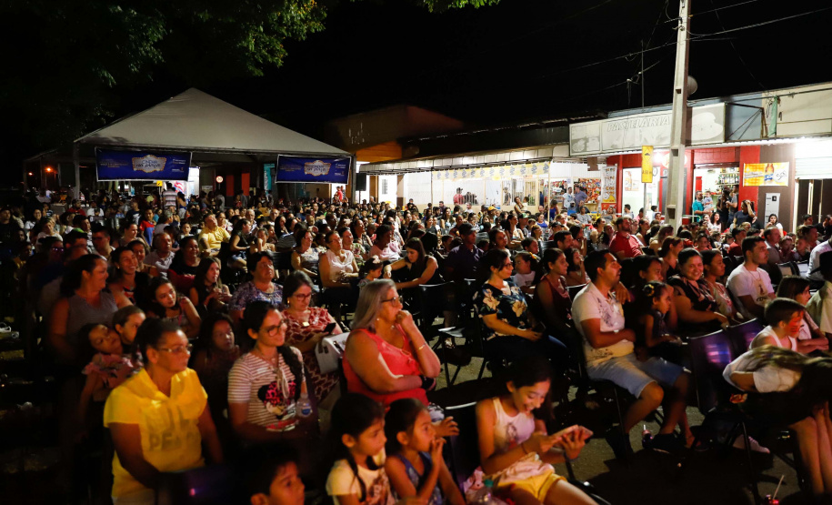 Noite de céu aberto, temperatura próxima a 30ºC e um filme na telona para todos assistirem de graça. O município de Marumbi, no Vale do Ivaí, foi o primeiro a receber o programa Cinema na Praça, uma iniciativa do Governo do Paraná e da Renault do Brasil, que propõe levar diversão e cultura para cidades pequenas que não possuem cinemas de rua ou em centros comerciais.