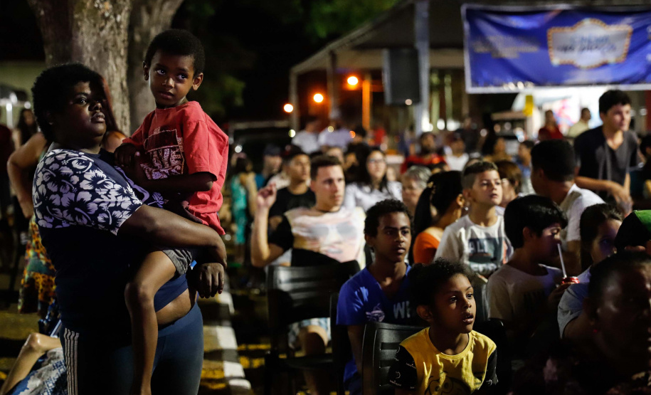 Noite de céu aberto, temperatura próxima a 30ºC e um filme na telona para todos assistirem de graça. O município de Marumbi, no Vale do Ivaí, foi o primeiro a receber o programa Cinema na Praça, uma iniciativa do Governo do Paraná e da Renault do Brasil, que propõe levar diversão e cultura para cidades pequenas que não possuem cinemas de rua ou em centros comerciais.