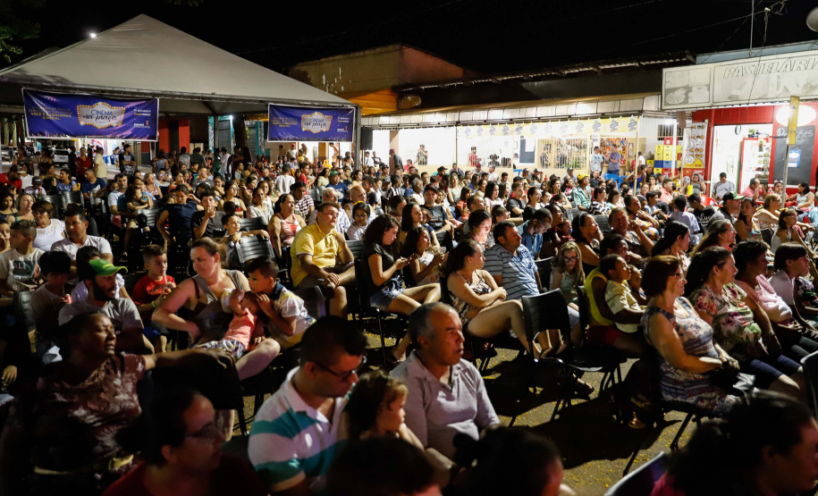 Noite de céu aberto, temperatura próxima a 30ºC e um filme na telona para todos assistirem de graça. O município de Marumbi, no Vale do Ivaí, foi o primeiro a receber o programa Cinema na Praça, uma iniciativa do Governo do Paraná e da Renault do Brasil, que propõe levar diversão e cultura para cidades pequenas que não possuem cinemas de rua ou em centros comerciais.