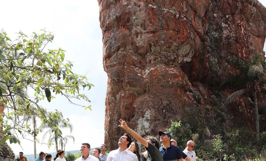 O governador Carlos Massa Ratinho Junior acompanha neste domingo (13) o Festival de Balonismo, que acontece no Parque Estadual de Vila Velha, em Ponta Grossa. Presente: prefeito de Ponta Grossa, Marcelo Rangel; secretário de Desenvolvimento Sustentável e Turismo, Márcio Nunes; Sandro Alex; entre outros.Ponta Grossa, 13-10-19.Foto: Arnaldo Alves / AEN.