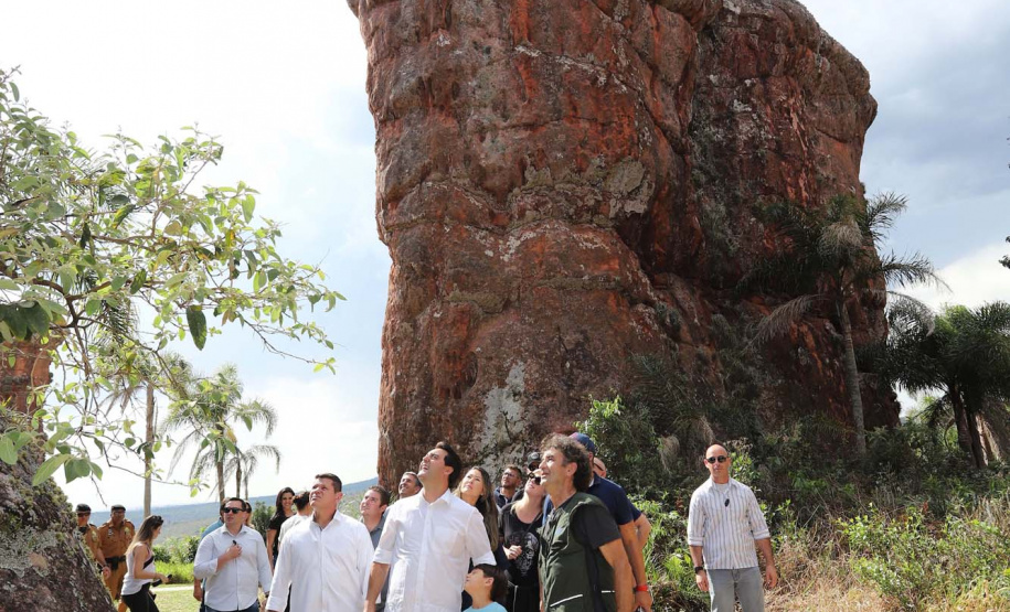 O governador Carlos Massa Ratinho Junior acompanha neste domingo (13) o Festival de Balonismo, que acontece no Parque Estadual de Vila Velha, em Ponta Grossa. Presente: prefeito de Ponta Grossa, Marcelo Rangel; secretário de Desenvolvimento Sustentável e Turismo, Márcio Nunes; Sandro Alex; entre outros.Ponta Grossa, 13-10-19.Foto: Arnaldo Alves / AEN.