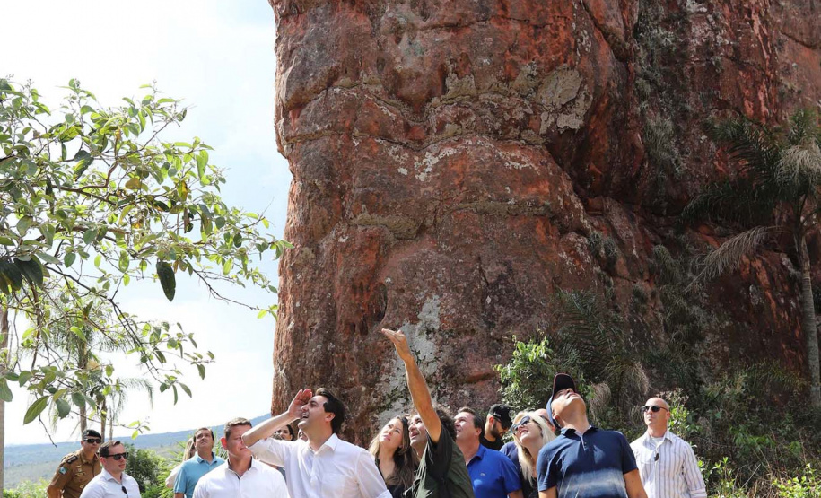 O governador Carlos Massa Ratinho Junior acompanha neste domingo (13) o Festival de Balonismo, que acontece no Parque Estadual de Vila Velha, em Ponta Grossa. Presente: prefeito de Ponta Grossa, Marcelo Rangel; secretário de Desenvolvimento Sustentável e Turismo, Márcio Nunes; Sandro Alex; entre outros.Ponta Grossa, 13-10-19.Foto: Arnaldo Alves / AEN.