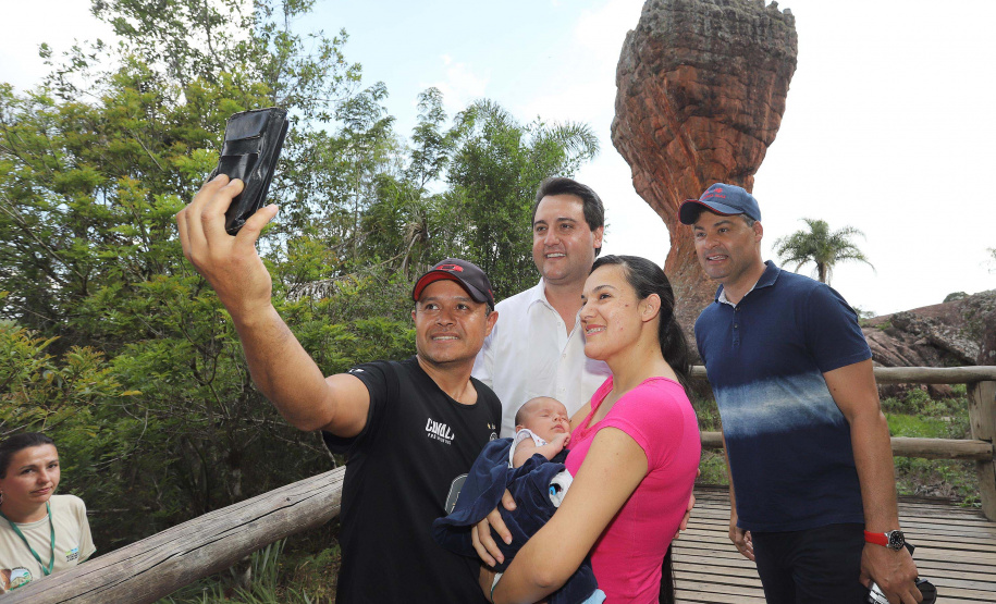 O governador Carlos Massa Ratinho Junior acompanha neste domingo (13) o Festival de Balonismo, que acontece no Parque Estadual de Vila Velha, em Ponta Grossa. Presente: prefeito de Ponta Grossa, Marcelo Rangel; secretário de Desenvolvimento Sustentável e Turismo, Márcio Nunes; Sandro Alex; entre outros.Ponta Grossa, 13-10-19.Foto: Arnaldo Alves / AEN.