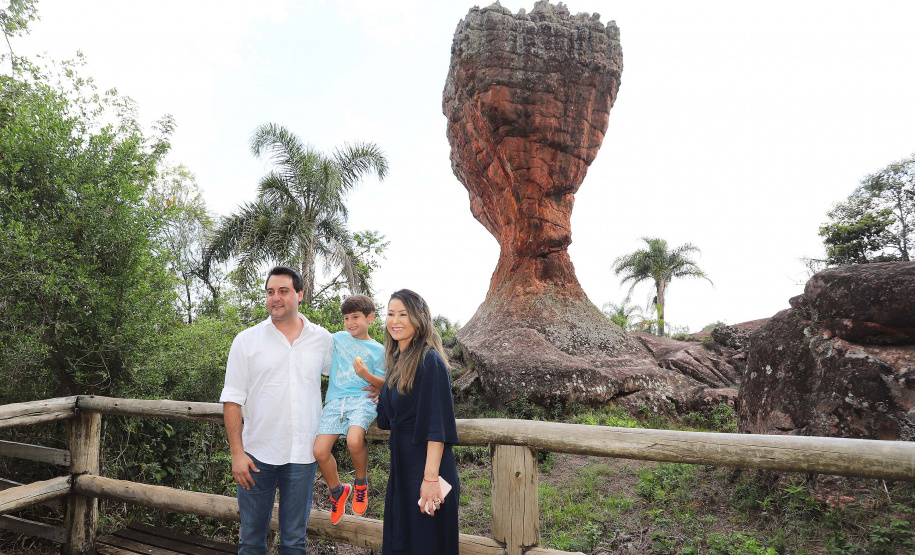 O governador Carlos Massa Ratinho Junior acompanha neste domingo (13) o Festival de Balonismo, que acontece no Parque Estadual de Vila Velha, em Ponta Grossa. Presente: prefeito de Ponta Grossa, Marcelo Rangel; secretário de Desenvolvimento Sustentável e Turismo, Márcio Nunes; Sandro Alex; entre outros.Ponta Grossa, 13-10-19.Foto: Arnaldo Alves / AEN.