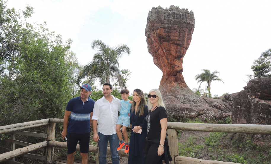 O governador Carlos Massa Ratinho Junior acompanha neste domingo (13) o Festival de Balonismo, que acontece no Parque Estadual de Vila Velha, em Ponta Grossa. Presente: prefeito de Ponta Grossa, Marcelo Rangel; secretário de Desenvolvimento Sustentável e Turismo, Márcio Nunes; Sandro Alex; entre outros.Ponta Grossa, 13-10-19.Foto: Arnaldo Alves / AEN.