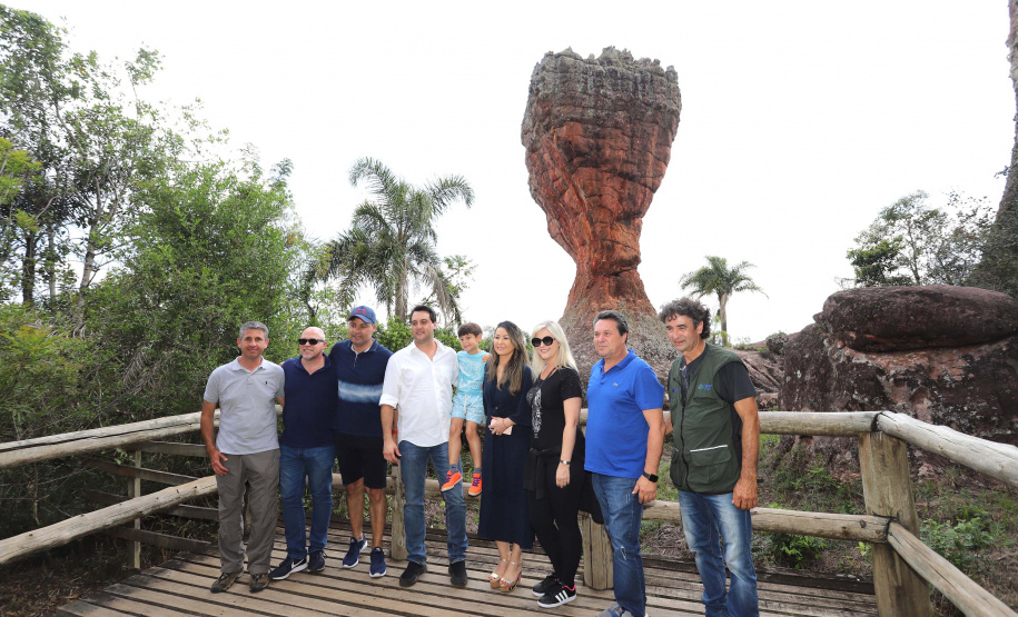 O governador Carlos Massa Ratinho Junior acompanha neste domingo (13) o Festival de Balonismo, que acontece no Parque Estadual de Vila Velha, em Ponta Grossa. Presente: prefeito de Ponta Grossa, Marcelo Rangel; secretário de Desenvolvimento Sustentável e Turismo, Márcio Nunes; Sandro Alex; entre outros.Ponta Grossa, 13-10-19.Foto: Arnaldo Alves / AEN.
