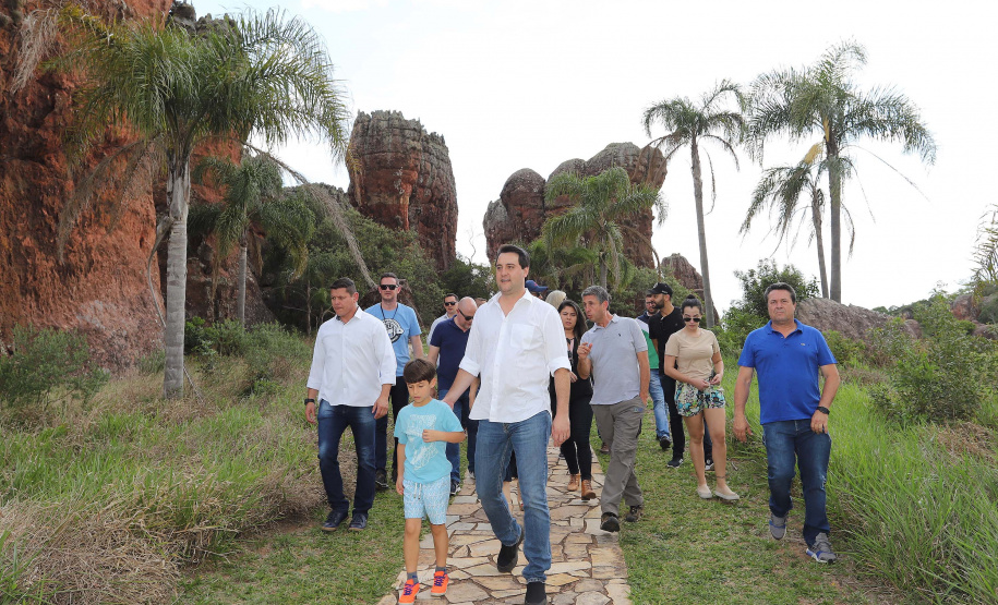 O governador Carlos Massa Ratinho Junior acompanha neste domingo (13) o Festival de Balonismo, que acontece no Parque Estadual de Vila Velha, em Ponta Grossa. Presente: prefeito de Ponta Grossa, Marcelo Rangel; secretário de Desenvolvimento Sustentável e Turismo, Márcio Nunes; Sandro Alex; entre outros.Ponta Grossa, 13-10-19.Foto: Arnaldo Alves / AEN.