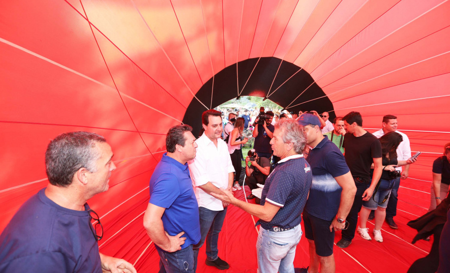 O governador Carlos Massa Ratinho Junior acompanha neste domingo (13) o Festival de Balonismo, que acontece no Parque Estadual de Vila Velha, em Ponta Grossa. Presente: prefeito de Ponta Grossa, Marcelo Rangel; secretário de Desenvolvimento Sustentável e Turismo, Márcio Nunes; Sandro Alex; entre outros.Ponta Grossa, 13-10-19.Foto: Arnaldo Alves / AEN.