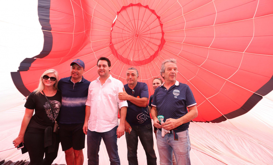 O governador Carlos Massa Ratinho Junior acompanha neste domingo (13) o Festival de Balonismo, que acontece no Parque Estadual de Vila Velha, em Ponta Grossa. Presente: prefeito de Ponta Grossa, Marcelo Rangel; secretário de Desenvolvimento Sustentável e Turismo, Márcio Nunes; Sandro Alex; entre outros.Ponta Grossa, 13-10-19.Foto: Arnaldo Alves / AEN.