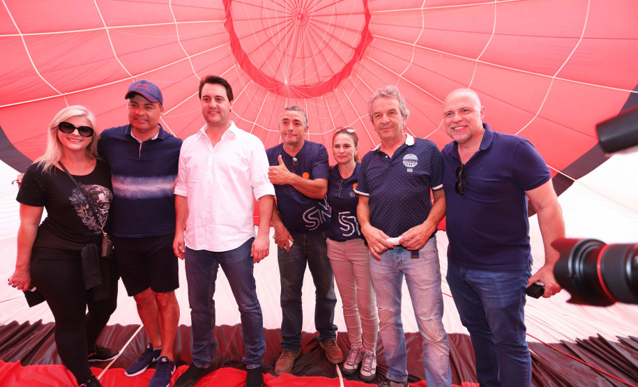 O governador Carlos Massa Ratinho Junior acompanha neste domingo (13) o Festival de Balonismo, que acontece no Parque Estadual de Vila Velha, em Ponta Grossa. Presente: prefeito de Ponta Grossa, Marcelo Rangel; secretário de Desenvolvimento Sustentável e Turismo, Márcio Nunes; Sandro Alex; entre outros.Ponta Grossa, 13-10-19.Foto: Arnaldo Alves / AEN.