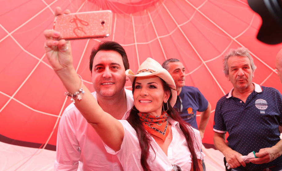 O governador Carlos Massa Ratinho Junior acompanha neste domingo (13) o Festival de Balonismo, que acontece no Parque Estadual de Vila Velha, em Ponta Grossa. Presente: prefeito de Ponta Grossa, Marcelo Rangel; secretário de Desenvolvimento Sustentável e Turismo, Márcio Nunes; Sandro Alex; entre outros.Ponta Grossa, 13-10-19.Foto: Arnaldo Alves / AEN.