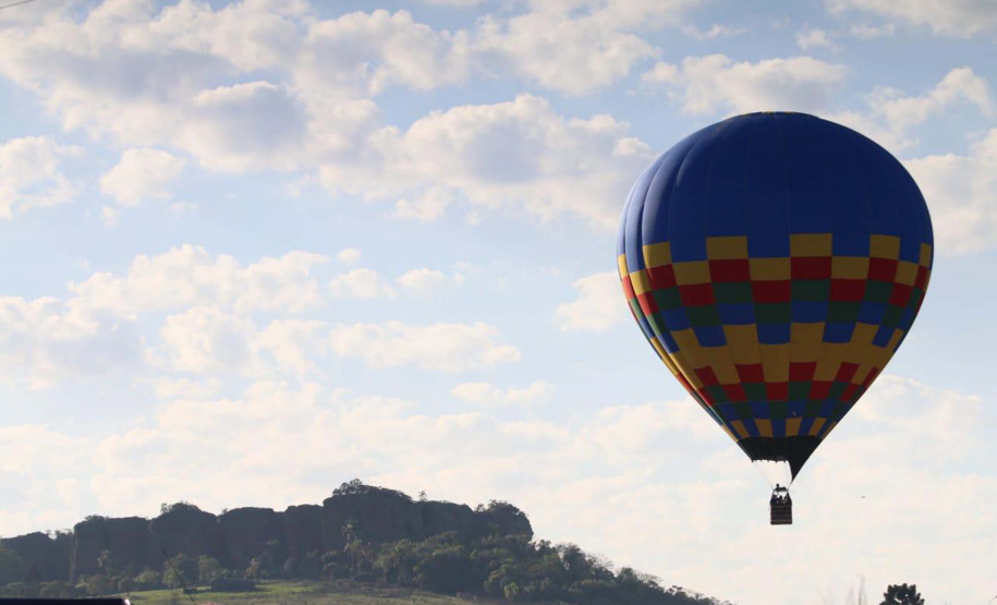Quem foi até o Parque Estadual de Vila Velha neste domingo (13) viu um cenário diferente. Cerca de 10 balões de diversos tamanhos e formatos coloriram o céu na 1ª Revoada de Balões. 

O governador Carlos Massa Ratinho Junior prestigiou o evento e disse que o investimento no turismo ambiental é a tendência mundial.  Foto: Kaé/SEIL