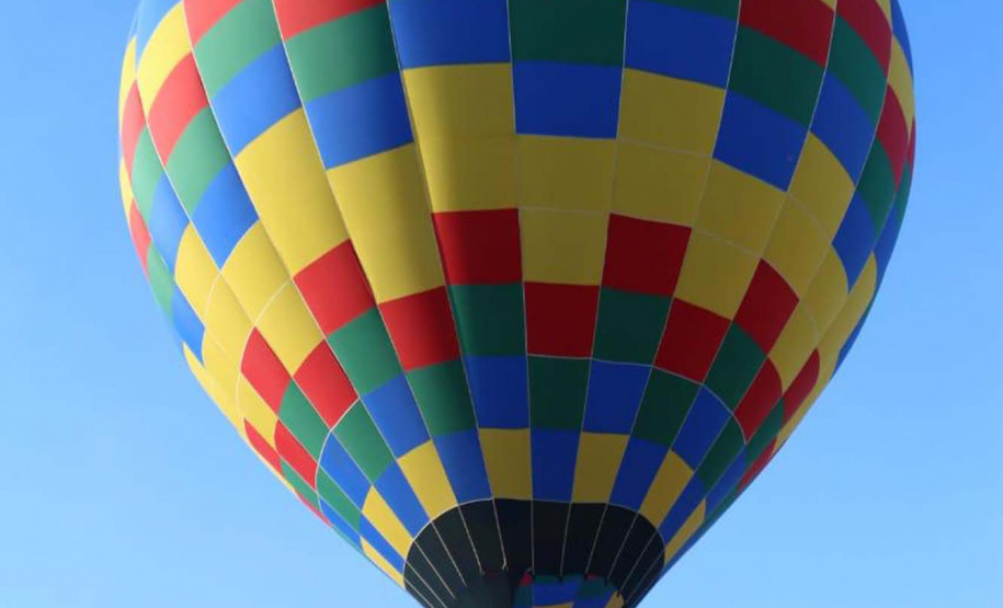 Quem foi até o Parque Estadual de Vila Velha neste domingo (13) viu um cenário diferente. Cerca de 10 balões de diversos tamanhos e formatos coloriram o céu na 1ª Revoada de Balões. 

O governador Carlos Massa Ratinho Junior prestigiou o evento e disse que o investimento no turismo ambiental é a tendência mundial. Foto: Kaé/SEIL