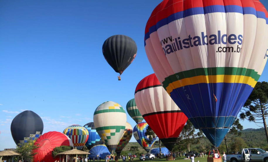 Quem foi até o Parque Estadual de Vila Velha neste domingo (13) viu um cenário diferente. Cerca de 10 balões de diversos tamanhos e formatos coloriram o céu na 1ª Revoada de Balões. 

O governador Carlos Massa Ratinho Junior prestigiou o evento e disse que o investimento no turismo ambiental é a tendência mundial. Foto: Kaé/SEIL