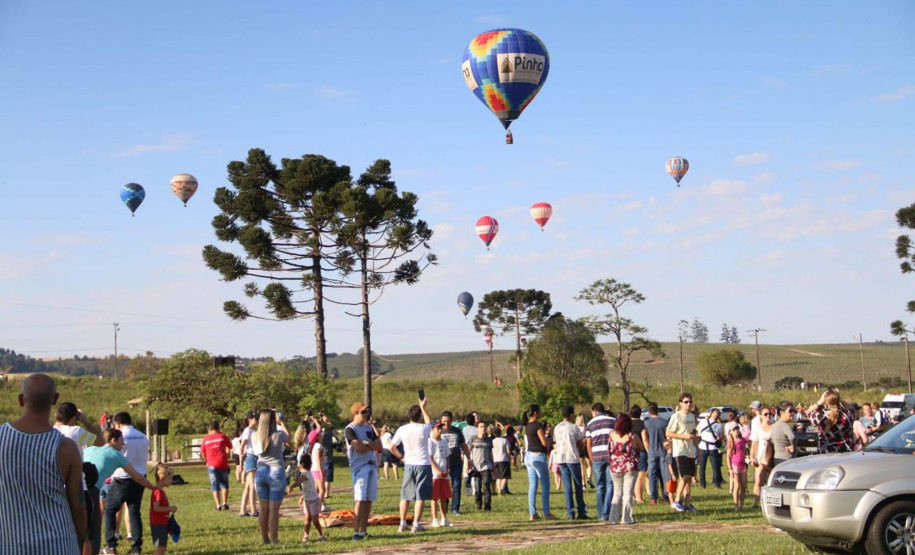 Quem foi até o Parque Estadual de Vila Velha neste domingo (13) viu um cenário diferente. Cerca de 10 balões de diversos tamanhos e formatos coloriram o céu na 1ª Revoada de Balões. 

O governador Carlos Massa Ratinho Junior prestigiou o evento e disse que o investimento no turismo ambiental é a tendência mundial.  Foto: Kaé/SEIL