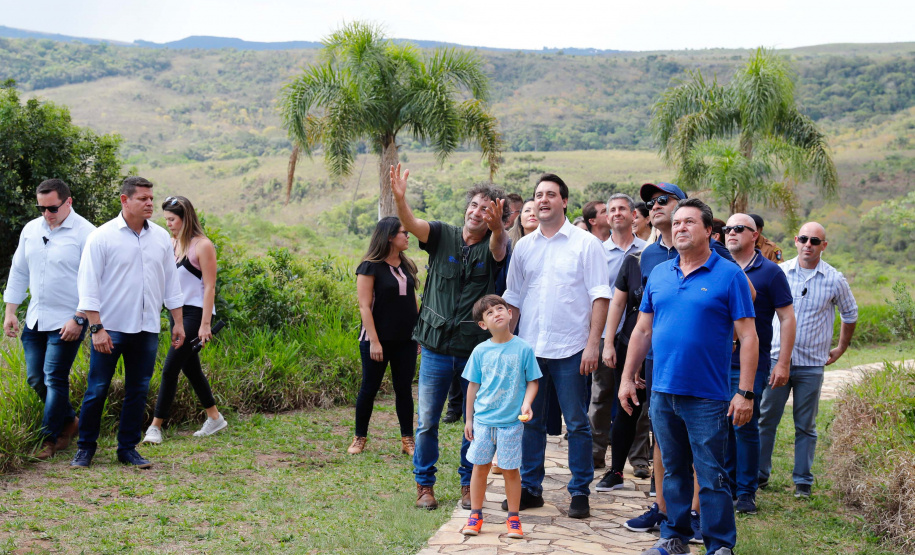 Quem foi até o Parque Estadual de Vila Velha neste domingo (13) viu um cenário diferente. Cerca de 10 balões de diversos tamanhos e formatos coloriram o céu na 1ª Revoada de Balões. 

O governador Carlos Massa Ratinho Junior prestigiou o evento e disse que o investimento no turismo ambiental é a tendência mundial.