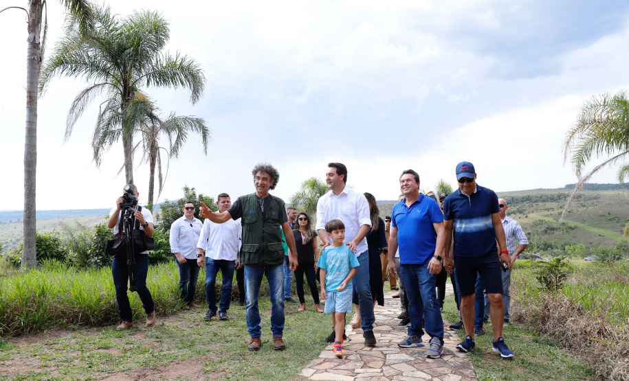 Quem foi até o Parque Estadual de Vila Velha neste domingo (13) viu um cenário diferente. Cerca de 10 balões de diversos tamanhos e formatos coloriram o céu na 1ª Revoada de Balões. 

O governador Carlos Massa Ratinho Junior prestigiou o evento e disse que o investimento no turismo ambiental é a tendência mundial.