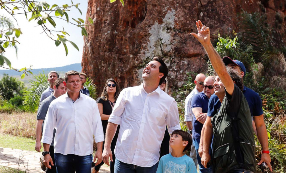 Quem foi até o Parque Estadual de Vila Velha neste domingo (13) viu um cenário diferente. Cerca de 10 balões de diversos tamanhos e formatos coloriram o céu na 1ª Revoada de Balões. 

O governador Carlos Massa Ratinho Junior prestigiou o evento e disse que o investimento no turismo ambiental é a tendência mundial.