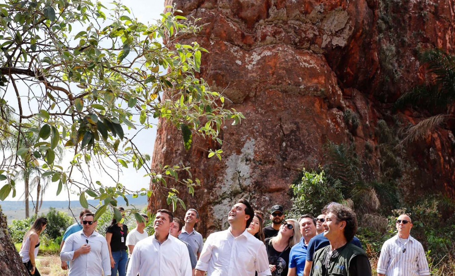 Quem foi até o Parque Estadual de Vila Velha neste domingo (13) viu um cenário diferente. Cerca de 10 balões de diversos tamanhos e formatos coloriram o céu na 1ª Revoada de Balões. 

O governador Carlos Massa Ratinho Junior prestigiou o evento e disse que o investimento no turismo ambiental é a tendência mundial.