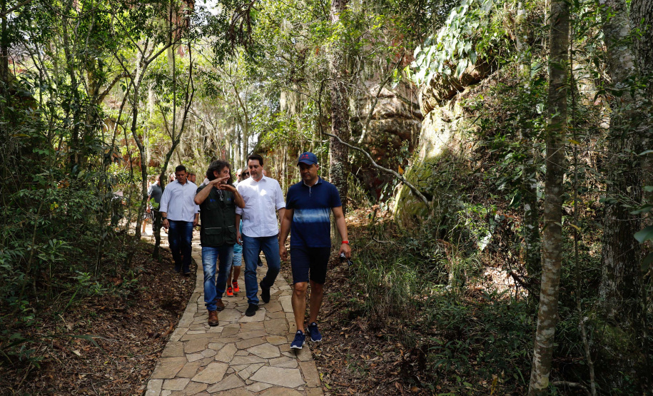 Quem foi até o Parque Estadual de Vila Velha neste domingo (13) viu um cenário diferente. Cerca de 10 balões de diversos tamanhos e formatos coloriram o céu na 1ª Revoada de Balões. 

O governador Carlos Massa Ratinho Junior prestigiou o evento e disse que o investimento no turismo ambiental é a tendência mundial.