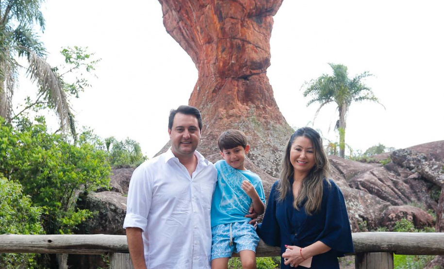 Quem foi até o Parque Estadual de Vila Velha neste domingo (13) viu um cenário diferente. Cerca de 10 balões de diversos tamanhos e formatos coloriram o céu na 1ª Revoada de Balões. 

O governador Carlos Massa Ratinho Junior prestigiou o evento e disse que o investimento no turismo ambiental é a tendência mundial.