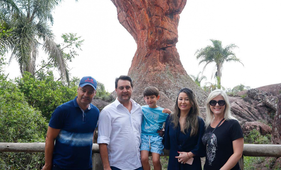 Quem foi até o Parque Estadual de Vila Velha neste domingo (13) viu um cenário diferente. Cerca de 10 balões de diversos tamanhos e formatos coloriram o céu na 1ª Revoada de Balões. 

O governador Carlos Massa Ratinho Junior prestigiou o evento e disse que o investimento no turismo ambiental é a tendência mundial.