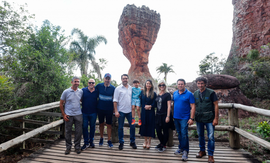 Quem foi até o Parque Estadual de Vila Velha neste domingo (13) viu um cenário diferente. Cerca de 10 balões de diversos tamanhos e formatos coloriram o céu na 1ª Revoada de Balões. 

O governador Carlos Massa Ratinho Junior prestigiou o evento e disse que o investimento no turismo ambiental é a tendência mundial.