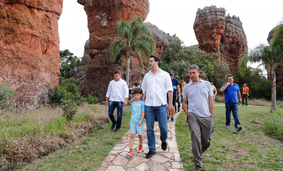 Quem foi até o Parque Estadual de Vila Velha neste domingo (13) viu um cenário diferente. Cerca de 10 balões de diversos tamanhos e formatos coloriram o céu na 1ª Revoada de Balões. 

O governador Carlos Massa Ratinho Junior prestigiou o evento e disse que o investimento no turismo ambiental é a tendência mundial.