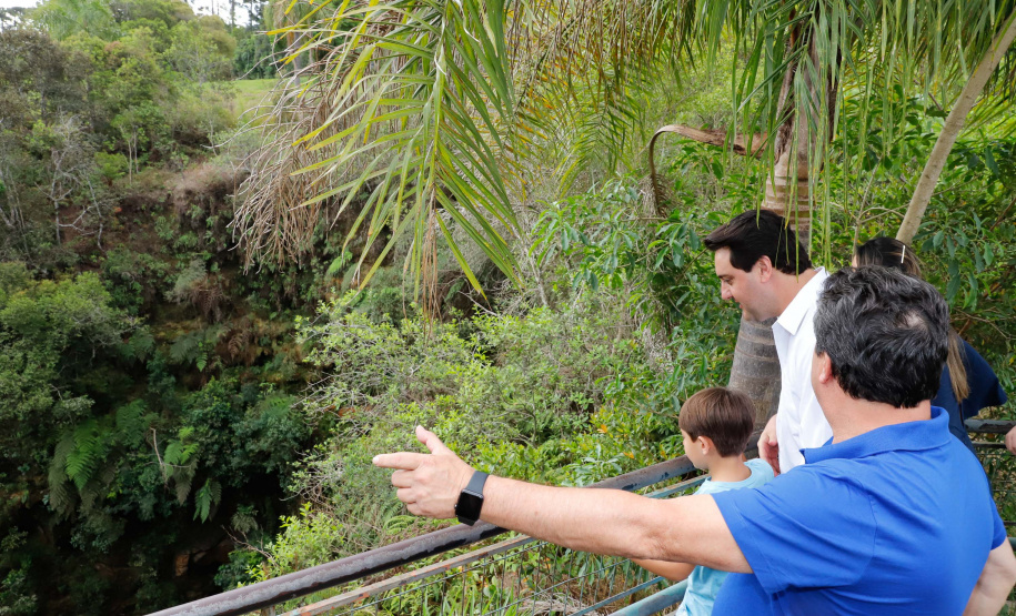 Quem foi até o Parque Estadual de Vila Velha neste domingo (13) viu um cenário diferente. Cerca de 10 balões de diversos tamanhos e formatos coloriram o céu na 1ª Revoada de Balões. 

O governador Carlos Massa Ratinho Junior prestigiou o evento e disse que o investimento no turismo ambiental é a tendência mundial.