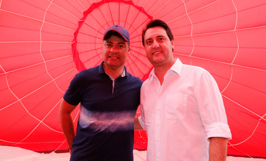 Quem foi até o Parque Estadual de Vila Velha neste domingo (13) viu um cenário diferente. Cerca de 10 balões de diversos tamanhos e formatos coloriram o céu na 1ª Revoada de Balões. 

O governador Carlos Massa Ratinho Junior prestigiou o evento e disse que o investimento no turismo ambiental é a tendência mundial.