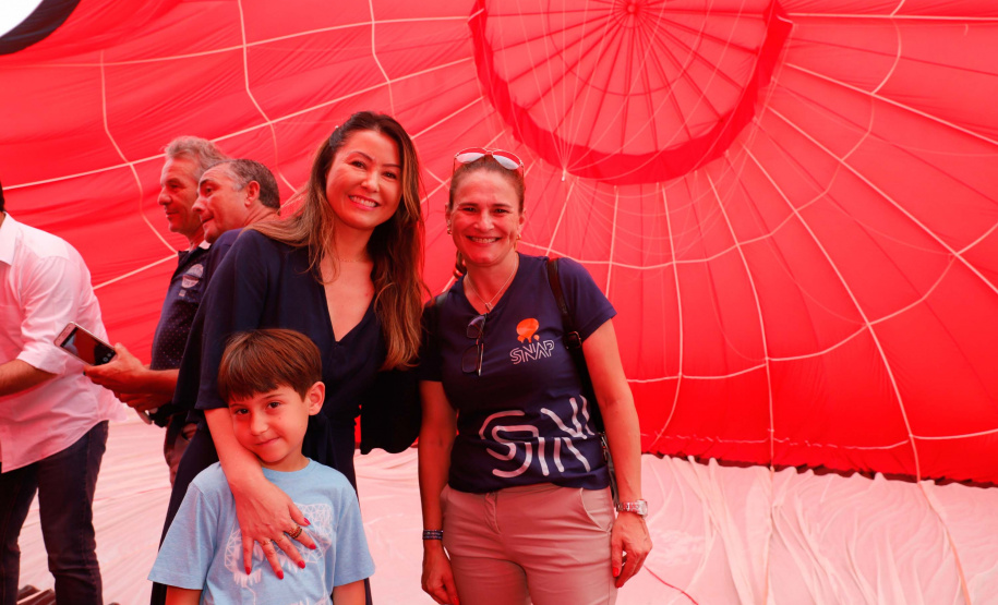 Quem foi até o Parque Estadual de Vila Velha neste domingo (13) viu um cenário diferente. Cerca de 10 balões de diversos tamanhos e formatos coloriram o céu na 1ª Revoada de Balões. 

O governador Carlos Massa Ratinho Junior prestigiou o evento e disse que o investimento no turismo ambiental é a tendência mundial.