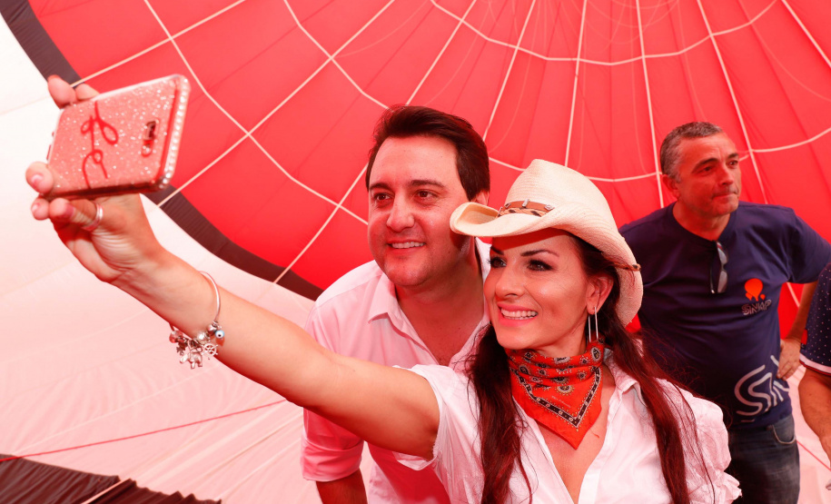 Quem foi até o Parque Estadual de Vila Velha neste domingo (13) viu um cenário diferente. Cerca de 10 balões de diversos tamanhos e formatos coloriram o céu na 1ª Revoada de Balões. 

O governador Carlos Massa Ratinho Junior prestigiou o evento e disse que o investimento no turismo ambiental é a tendência mundial.