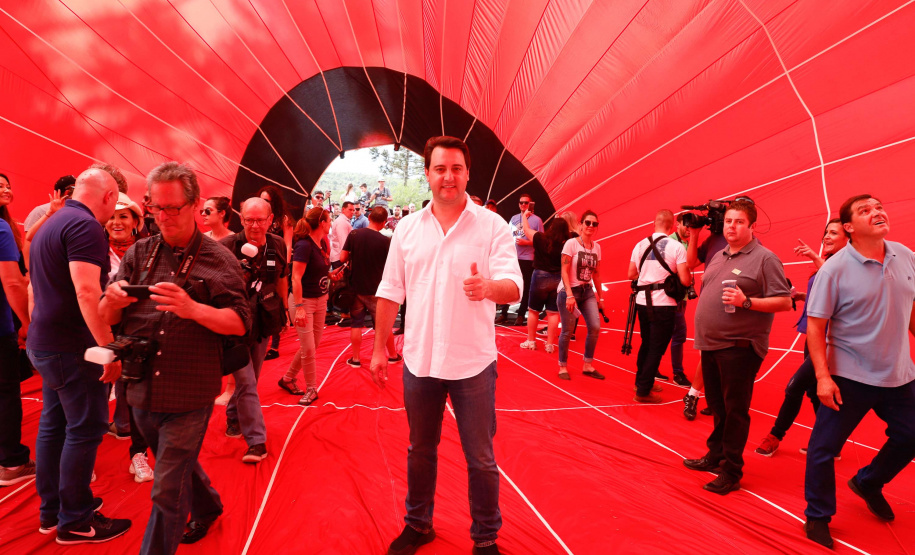 Quem foi até o Parque Estadual de Vila Velha neste domingo (13) viu um cenário diferente. Cerca de 10 balões de diversos tamanhos e formatos coloriram o céu na 1ª Revoada de Balões. 

O governador Carlos Massa Ratinho Junior prestigiou o evento e disse que o investimento no turismo ambiental é a tendência mundial.