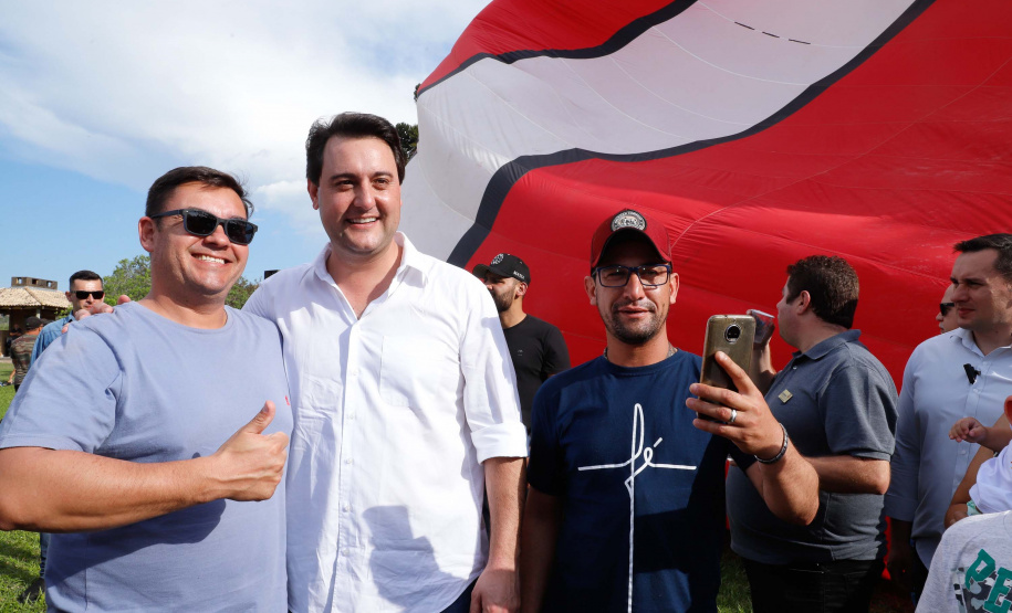 Quem foi até o Parque Estadual de Vila Velha neste domingo (13) viu um cenário diferente. Cerca de 10 balões de diversos tamanhos e formatos coloriram o céu na 1ª Revoada de Balões. 

O governador Carlos Massa Ratinho Junior prestigiou o evento e disse que o investimento no turismo ambiental é a tendência mundial.