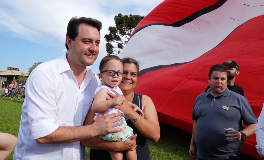 Quem foi até o Parque Estadual de Vila Velha neste domingo (13) viu um cenário diferente. Cerca de 10 balões de diversos tamanhos e formatos coloriram o céu na 1ª Revoada de Balões. 

O governador Carlos Massa Ratinho Junior prestigiou o evento e disse que o investimento no turismo ambiental é a tendência mundial.