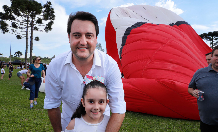 Quem foi até o Parque Estadual de Vila Velha neste domingo (13) viu um cenário diferente. Cerca de 10 balões de diversos tamanhos e formatos coloriram o céu na 1ª Revoada de Balões. 

O governador Carlos Massa Ratinho Junior prestigiou o evento e disse que o investimento no turismo ambiental é a tendência mundial.