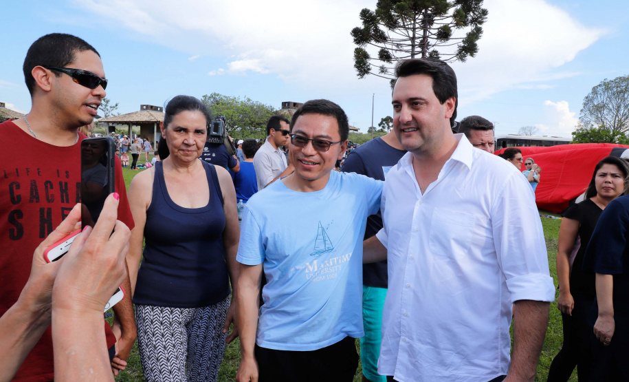 Quem foi até o Parque Estadual de Vila Velha neste domingo (13) viu um cenário diferente. Cerca de 10 balões de diversos tamanhos e formatos coloriram o céu na 1ª Revoada de Balões. 

O governador Carlos Massa Ratinho Junior prestigiou o evento e disse que o investimento no turismo ambiental é a tendência mundial.