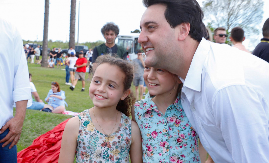 Quem foi até o Parque Estadual de Vila Velha neste domingo (13) viu um cenário diferente. Cerca de 10 balões de diversos tamanhos e formatos coloriram o céu na 1ª Revoada de Balões. 

O governador Carlos Massa Ratinho Junior prestigiou o evento e disse que o investimento no turismo ambiental é a tendência mundial.