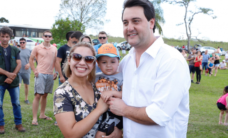 Quem foi até o Parque Estadual de Vila Velha neste domingo (13) viu um cenário diferente. Cerca de 10 balões de diversos tamanhos e formatos coloriram o céu na 1ª Revoada de Balões. 

O governador Carlos Massa Ratinho Junior prestigiou o evento e disse que o investimento no turismo ambiental é a tendência mundial.
