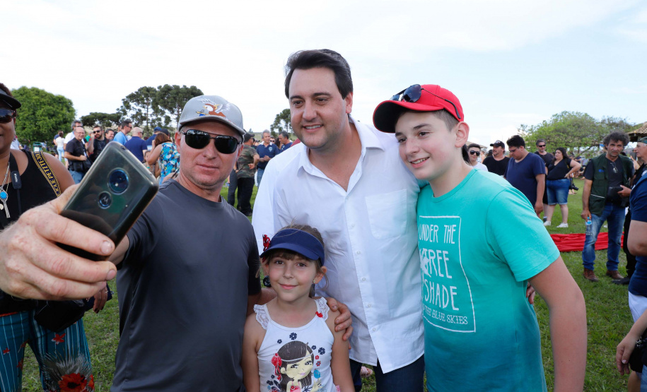 Quem foi até o Parque Estadual de Vila Velha neste domingo (13) viu um cenário diferente. Cerca de 10 balões de diversos tamanhos e formatos coloriram o céu na 1ª Revoada de Balões. 

O governador Carlos Massa Ratinho Junior prestigiou o evento e disse que o investimento no turismo ambiental é a tendência mundial.