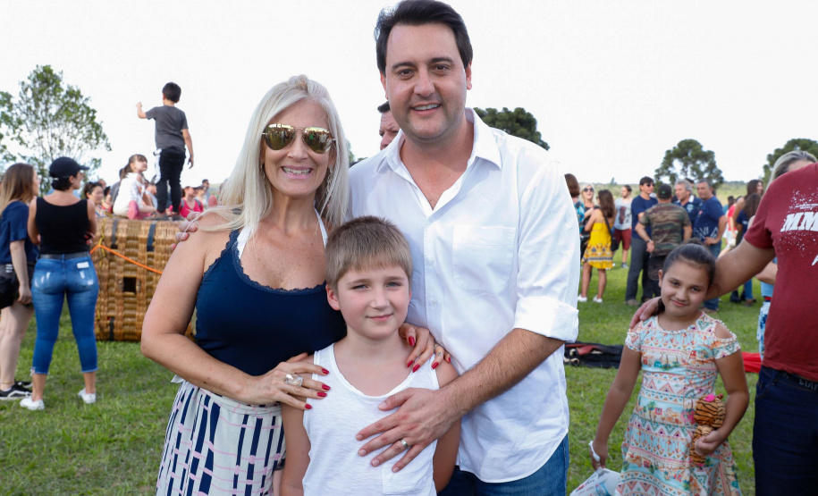 Quem foi até o Parque Estadual de Vila Velha neste domingo (13) viu um cenário diferente. Cerca de 10 balões de diversos tamanhos e formatos coloriram o céu na 1ª Revoada de Balões. 

O governador Carlos Massa Ratinho Junior prestigiou o evento e disse que o investimento no turismo ambiental é a tendência mundial.