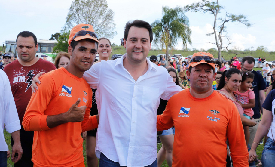 Quem foi até o Parque Estadual de Vila Velha neste domingo (13) viu um cenário diferente. Cerca de 10 balões de diversos tamanhos e formatos coloriram o céu na 1ª Revoada de Balões. 

O governador Carlos Massa Ratinho Junior prestigiou o evento e disse que o investimento no turismo ambiental é a tendência mundial.