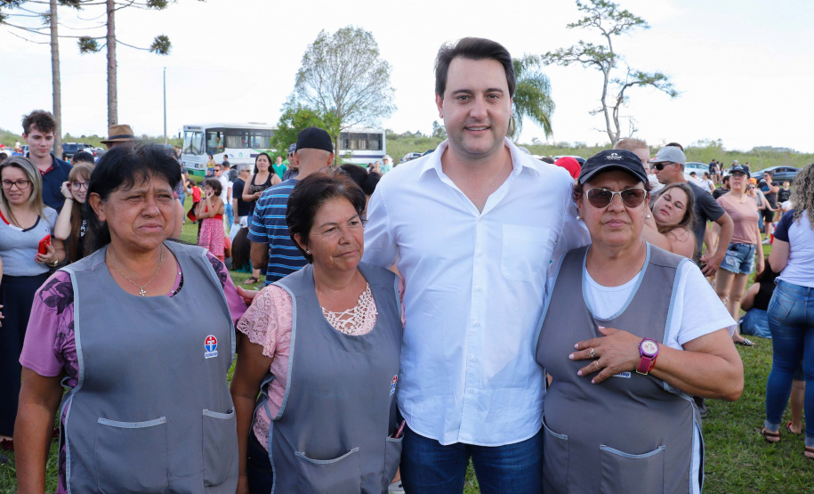Quem foi até o Parque Estadual de Vila Velha neste domingo (13) viu um cenário diferente. Cerca de 10 balões de diversos tamanhos e formatos coloriram o céu na 1ª Revoada de Balões. 

O governador Carlos Massa Ratinho Junior prestigiou o evento e disse que o investimento no turismo ambiental é a tendência mundial.