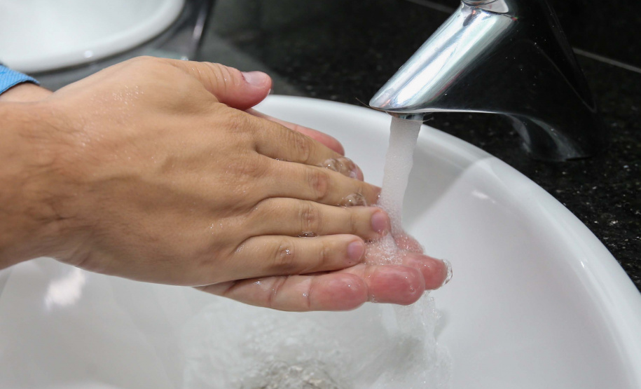 No momento, é imprescindível que todos colaborem, adotando hábitos de consumo racional da água. A orientação é para que seja priorizado o uso para alimentação e higiene pessoal. As limpezas mais pesadas, como lavagem de carros, calçadas e fachadas, devem ser adiadas até que a situação se normalize.Foto: Geraldo Bubniak/AEN